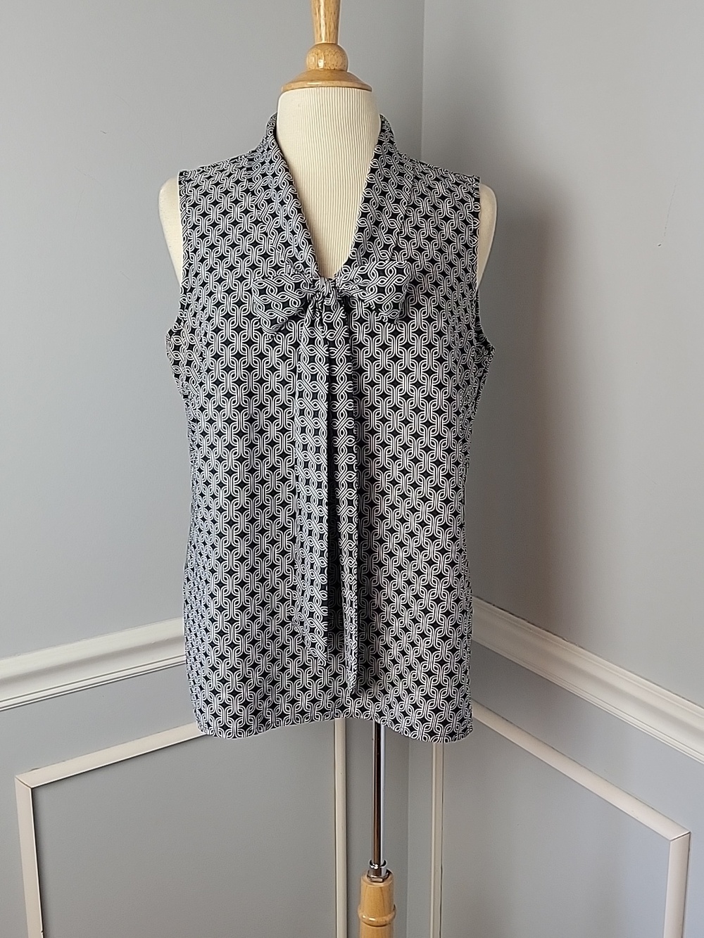 BANANA REPUBLIC Black White Chain Link Geometric Tie Neck Career Office Blouse L